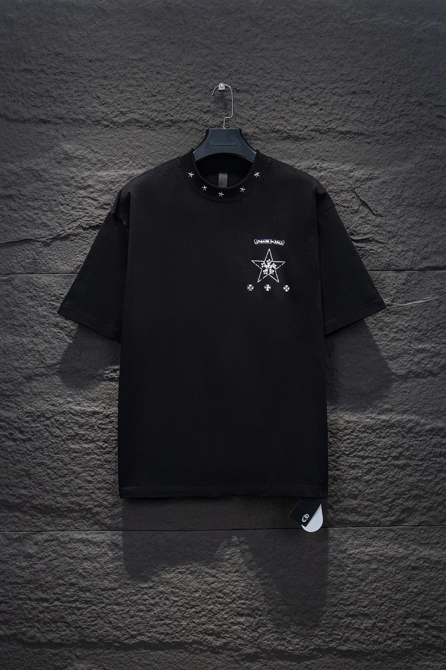 P170 Chrome hearts• 25ss ⚠YB custom-woven and dyed fabric, color, printing, version, accessories, hardware. The fabric is woven by imported machines. The uniqueness of the cloth texture creates a perfect garment effect. The fabric is made of 260-gram clean cloth with 320-gram 1*1 rib. 4-color environmentally friendly dyed fabric, and the threads are in the same cylinder without color difference.  Gradient graffiti on garments, hand-painted graffiti technology on garments, details clearly visible on the collar, pockets, cuffs, and front and rear threads. The printing uses Japanese BROTHER white ink digital direct-injection garment printing. This model is a global limited edition. In order to present a product like a work of art, after a long period of repeated determination of details, a very high-standard garment is presented. The front chest is made of direct-injection printing environmentally friendly glue material, using a mechanized printing process. Mechanical printing has high precision, the positioning accuracy can reach ±0.02mm, and the quality is stable.  The body of the garment is processed with hand-nailed hardware elements, which greatly increases the interest of the garment and creates a unique visual effect. The special washing effect creates a unique aged effect.  Croix Heart Short Sleeve must be the first short-sleeved piece in spring and summer that blurs the boundaries of unisex style. It has a classic dropped shoulder oversize version and a loose and casual upper body.  Color: Black White Size: S M L XL
